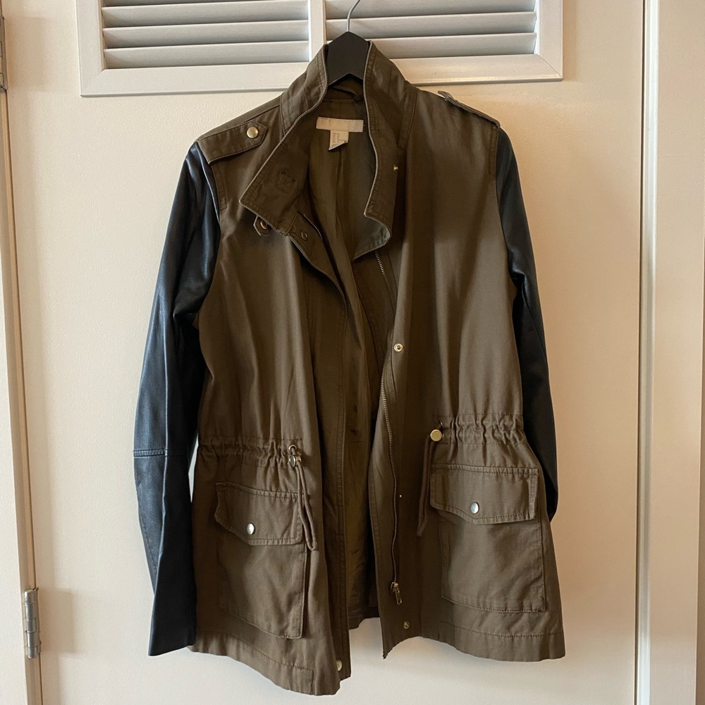Cargo jacket w faux leather sleeves & brass detail